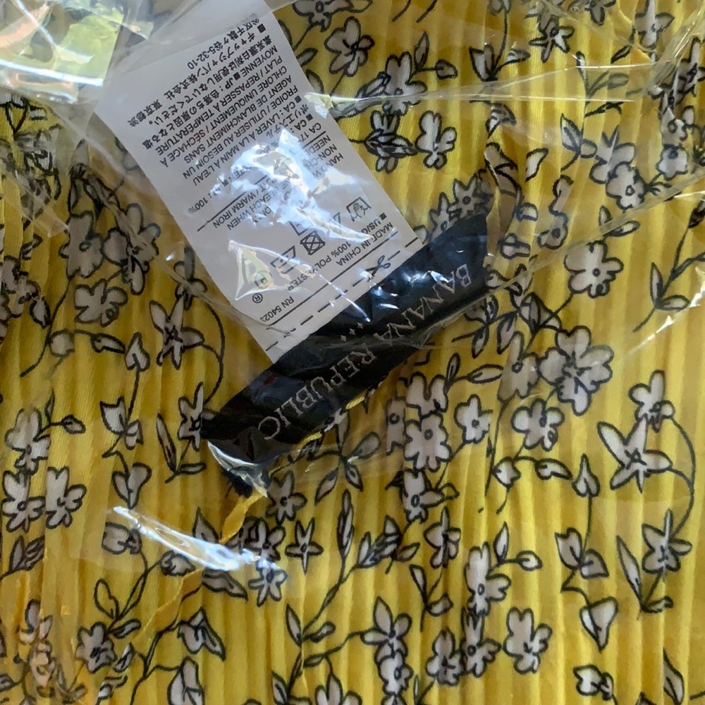 NWOT Banana Republic silky scarf